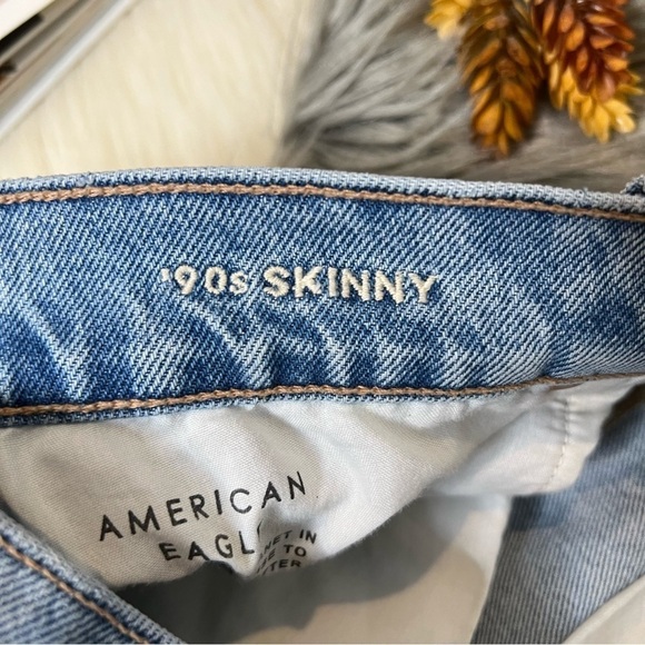 American Eagle 90s Skinny Light Wash Women’s Distressed Cutoff Jean Sz 6 Long - Picture 6 of 11